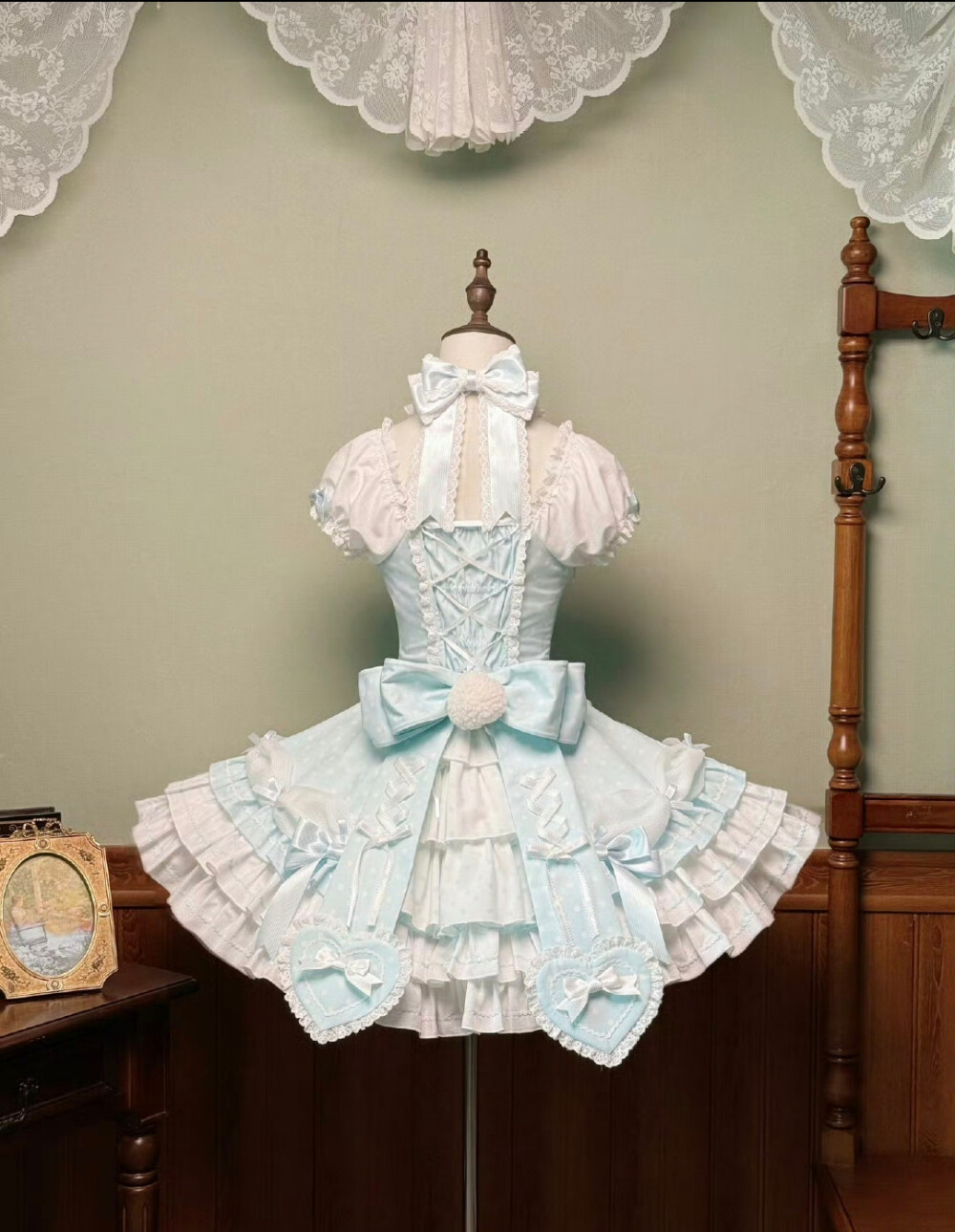 老婆们这条古早波点裙怎么样呀，挂脖是一个蝴蝶结的样子，这个是人台的背面也好米啊
#Lolita #lolita原创设计 #lo裙 