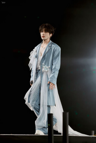 cr.兔兔电波Biu_李耕耘
