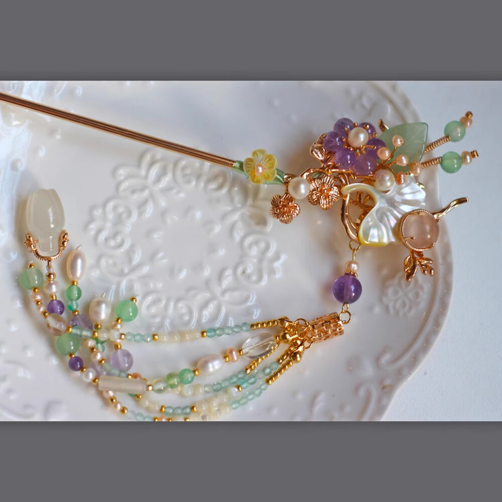 秋池，夜雨，芭蕉，棋一局，茶一盏。一灯一人影。