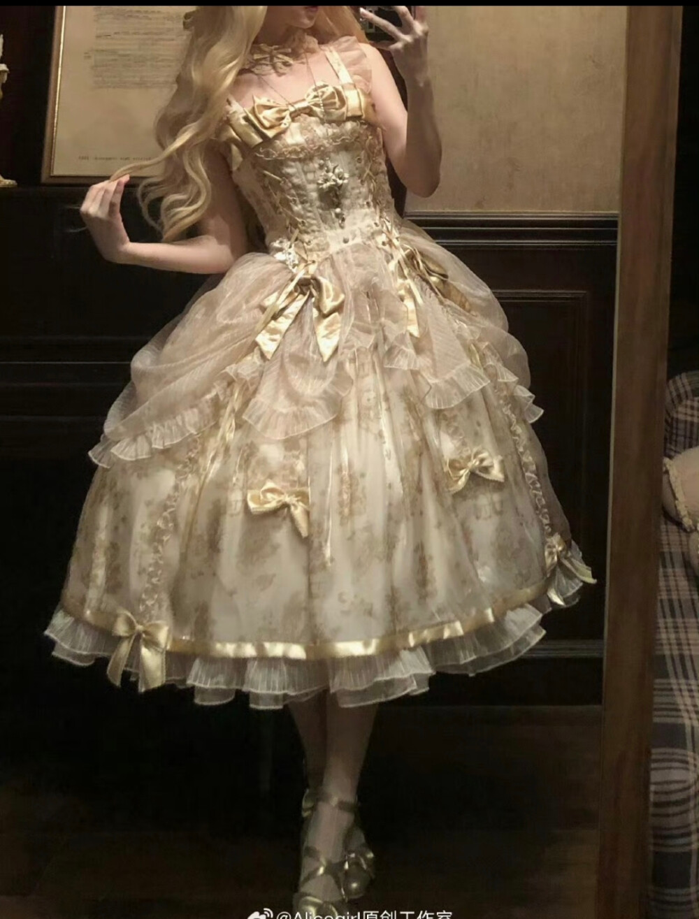 满满的古早千金的感觉哇，梦幻鎏金真的超级贵气和优雅，jsk和op都好喜欢
#Lolita #lolita原创设计 #lolita穿搭 