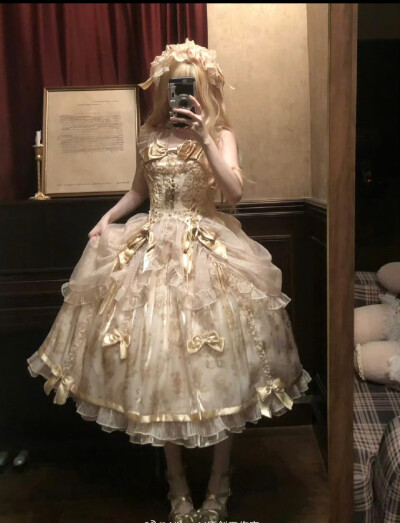 满满的古早千金的感觉哇，梦幻鎏金真的超级贵气和优雅，jsk和op都好喜欢
#Lolita #lolita原创设计 #lolita穿搭 