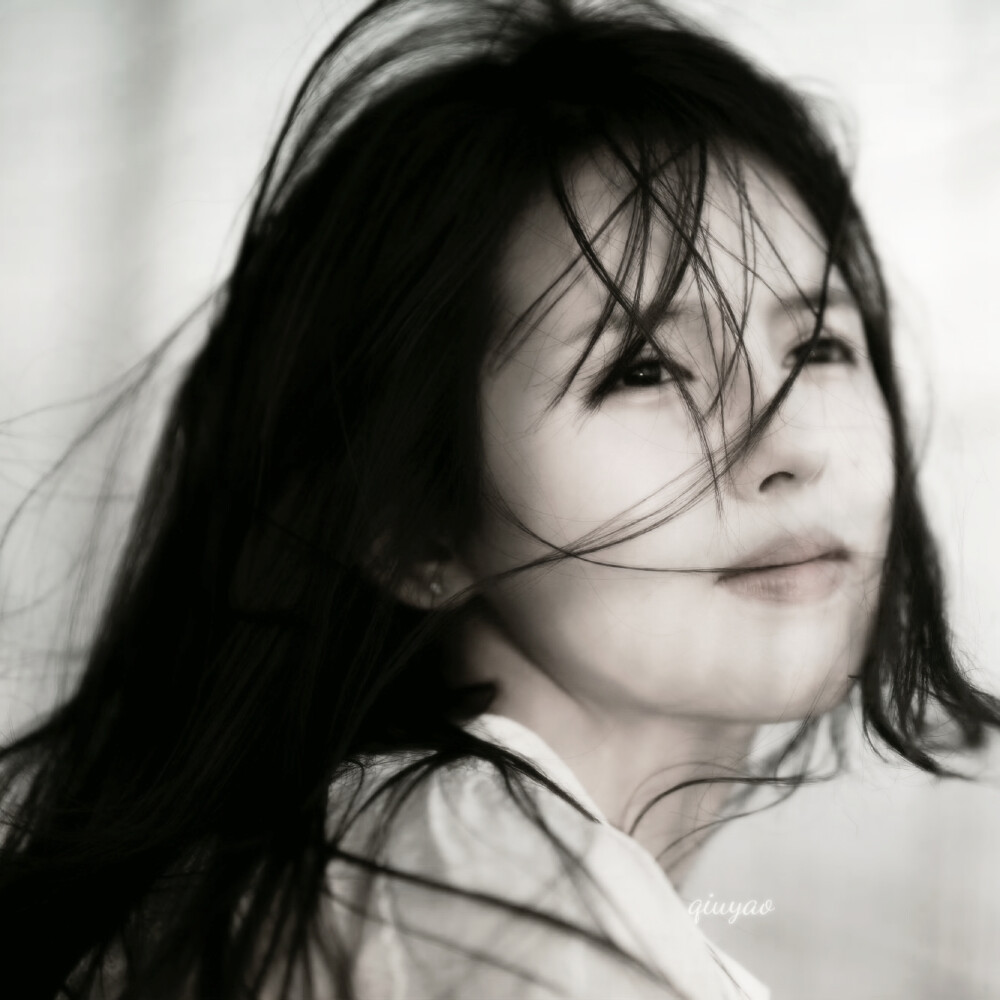 她眼眸中隐约的是孤寂