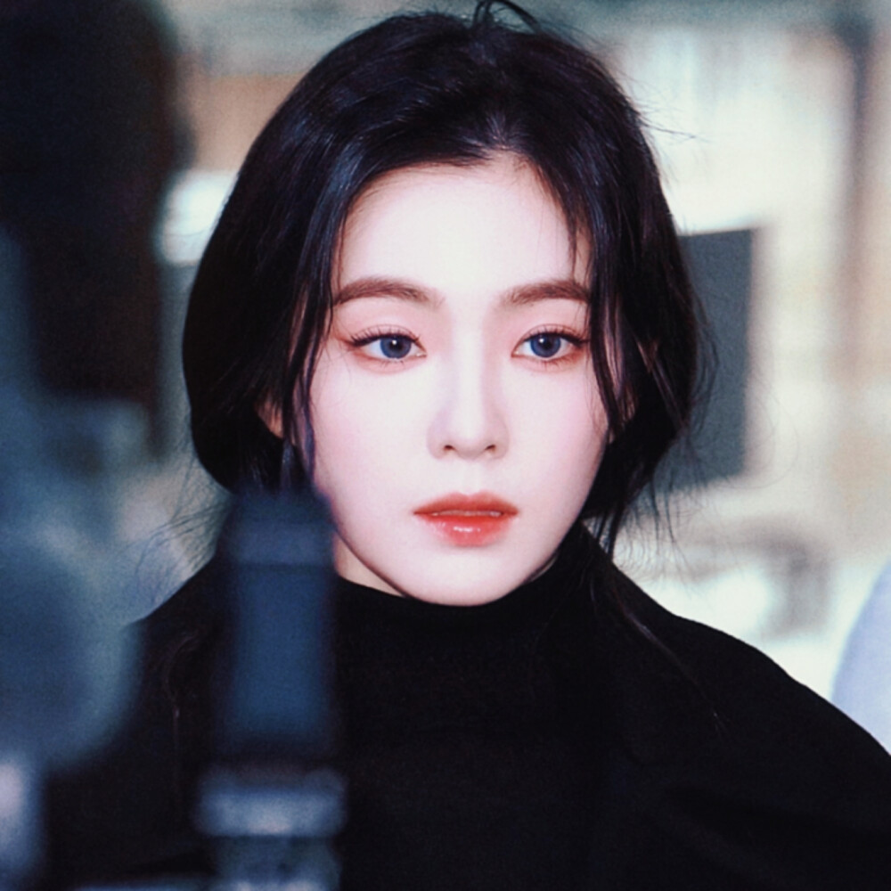 长风四起，我想退回二十岁的房间又放声哭泣。