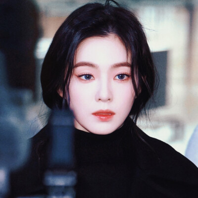 长风四起，我想退回二十岁的房间又放声哭泣。