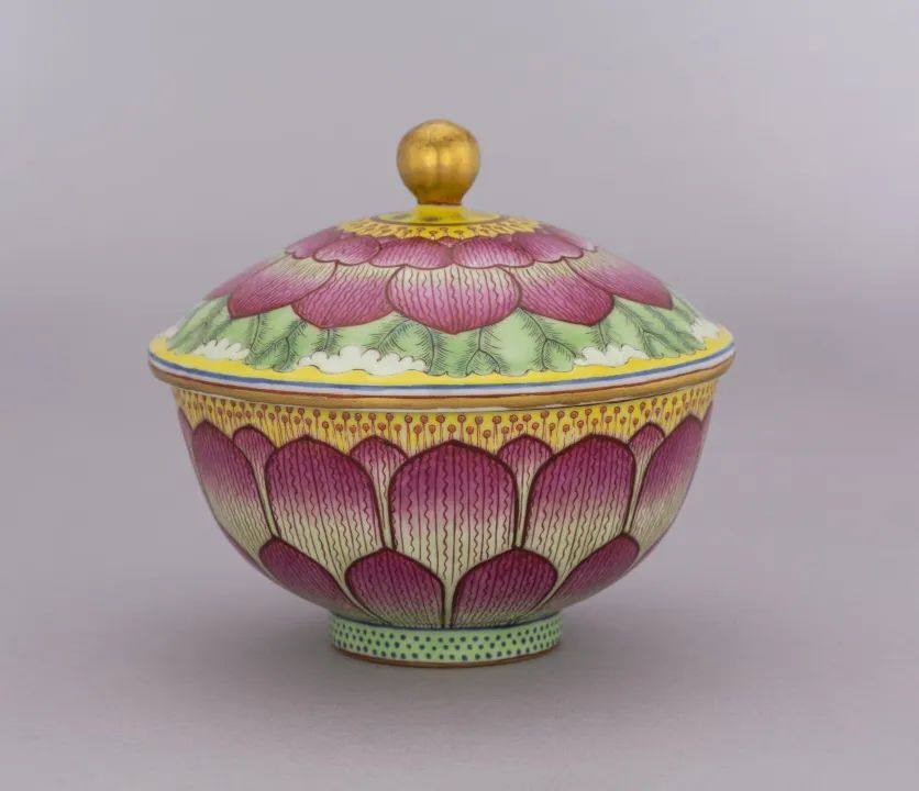 清代道光年间 “粉彩描金莲花纹盖碗”，