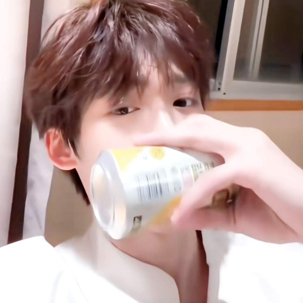 代。《 高级小狗测试问卷 》请开始作答
1在哪种情况下，你会主动摇尾巴？
2如果我扇你一巴掌，你正确的心态是什么？
3我在外人面前说“哥哥很乖”，你会怎么样？
4我在外人面前说“哥哥是我的”，但语气很随意，你会怎么样？
5我故意不理你，你的撒娇方式是？
6如果我突然问你“哥哥是谁的小狗？”你会怎么回？
7自由发挥，写一句最能激起你身份感的宣言。
8如果我哪天真的把你丢下，你会变成什么样？
9我说什么话可以永远拴住你？
10你作为狗的天赋/优势是什么？