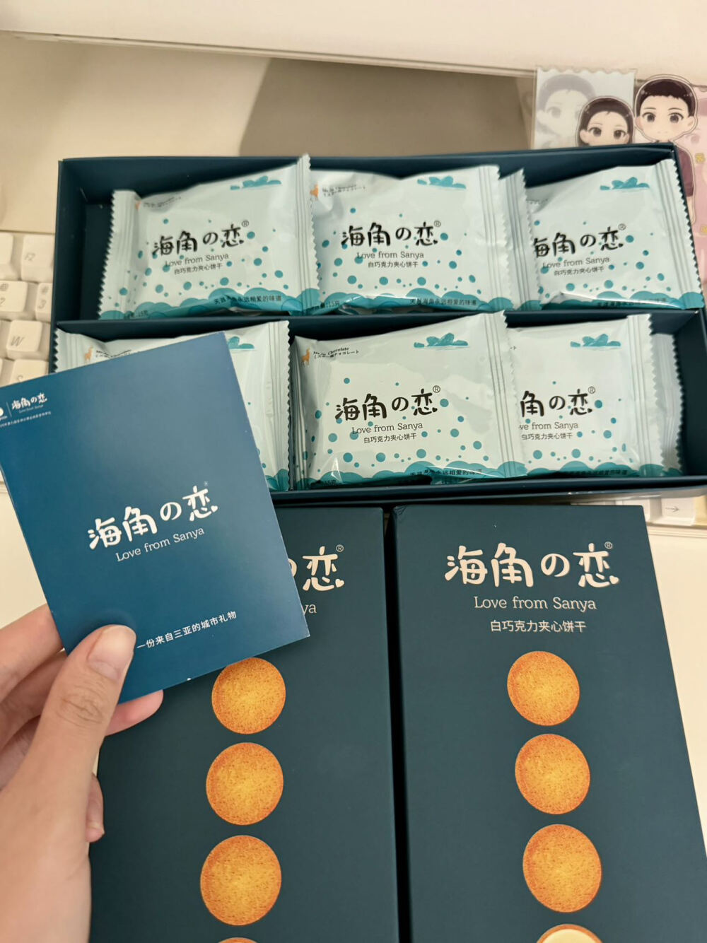 当我把男友当人形Siri后......
谁说直男不浪漫？给大家分享几个让我狗男人变乖狗狗的办法，需要自取奥
需求指令化：比如“我要十分钟的抱抱”“我刚拿到大厂offer了，想听一波不少于200字的彩虹屁”
情绪价值挖掘：让他记备忘录“宝宝生理期xx号”“讨厌香菜”，可比甜言蜜语实在多了
礼物明示：直接上链接，比如我爱吃海角之恋的白巧夹心饼干，我就直接让他把链接也放进备忘录
实测效果：
✅他学会出差带回城市限定伴手礼（三亚的海角之恋他囤了半箱！下午茶有着落了）
✅我摆脱猜心内耗，恋爱工作双开挂～
姐妹们，爱情就像是定制饼干盒——咱们大女人就是要主动选味道，而不是等投喂！
#恋爱技巧#情侣日常