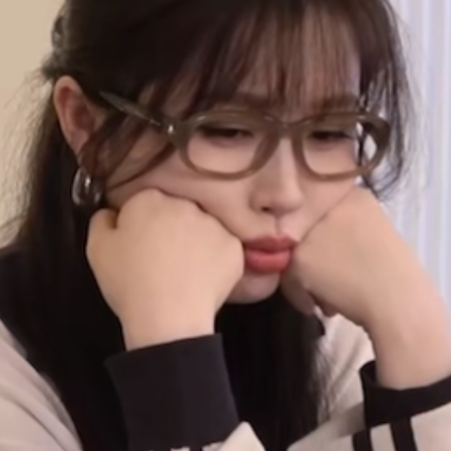 托腮在想什么呢小猫