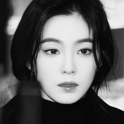 长风四起，我想退回二十岁的房间又放声哭泣。