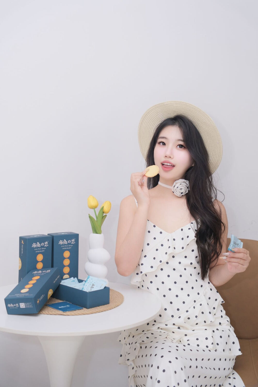 月薪5k生活指南！私藏平价幸福感好物✨
谁懂啊！工资刚到账就还了某呗，只能靠穷鬼の精致哲学艰难度日了
给大家分享几个我的私藏平价幸福感好物
➀ 通勤神器：PDD买的托特包（¥39）能装电脑+健身服+折叠伞，同事以为要8k+
➁ 下午茶平替：自制生椰拿铁（成本¥6），配上闺蜜三亚带回的 “海角之恋”椰蓉白巧饼干 ，咬开酥到掉渣！椰香混白巧甜而不齁，本甜食控疯狂囤货～
➂ 氛围感作弊：关灯+香薰蜡烛+二手投影仪，周末窝床看剧秒变高级影院��
小心机：工资再低也要取悦自己！饼干盒当首饰收纳，摆在工位被同事夸爆
20岁的精致是自导自演的偶像剧，我当女主绝不抠搜！
#贫穷但精致 #打工日记 #高性价比好