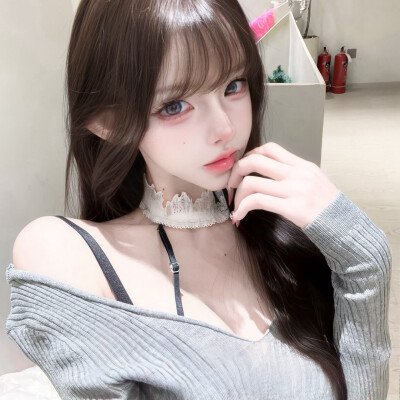 多出来的那扯带子 ？但她的穿搭太简陋了。