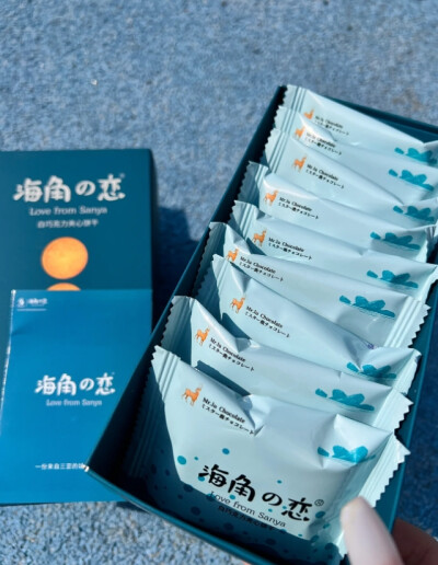 月薪5k生活指南！私藏平价幸福感好物✨
谁懂啊！工资刚到账就还了某呗，只能靠穷鬼の精致哲学艰难度日了
给大家分享几个我的私藏平价幸福感好物
➀ 通勤神器：PDD买的托特包（¥39）能装电脑+健身服+折叠伞，同事以为…