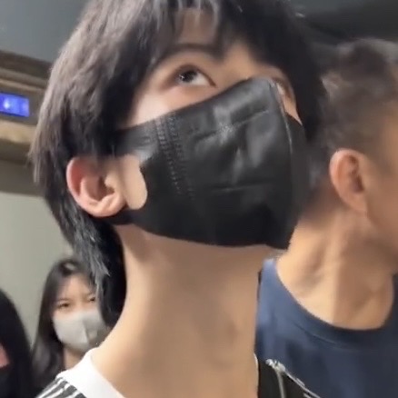 P1是我把p2的路人和伸出来的手全都消除掉后的效果～