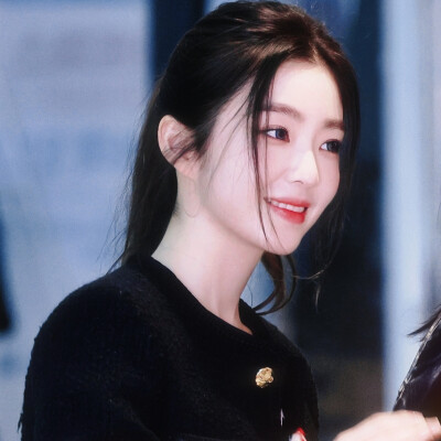 草原尽头我两手空空
悲痛时握不住一颗泪滴