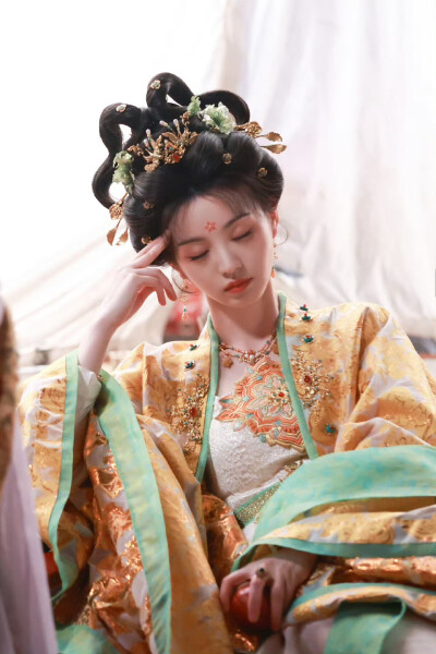 子夜归武祯田曦薇
图cr田曦薇不拍我来拍