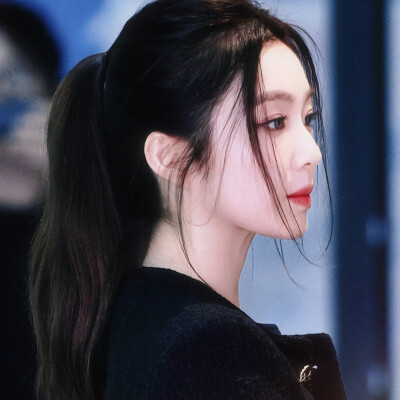 草原尽头我两手空空
悲痛时握不住一颗泪滴