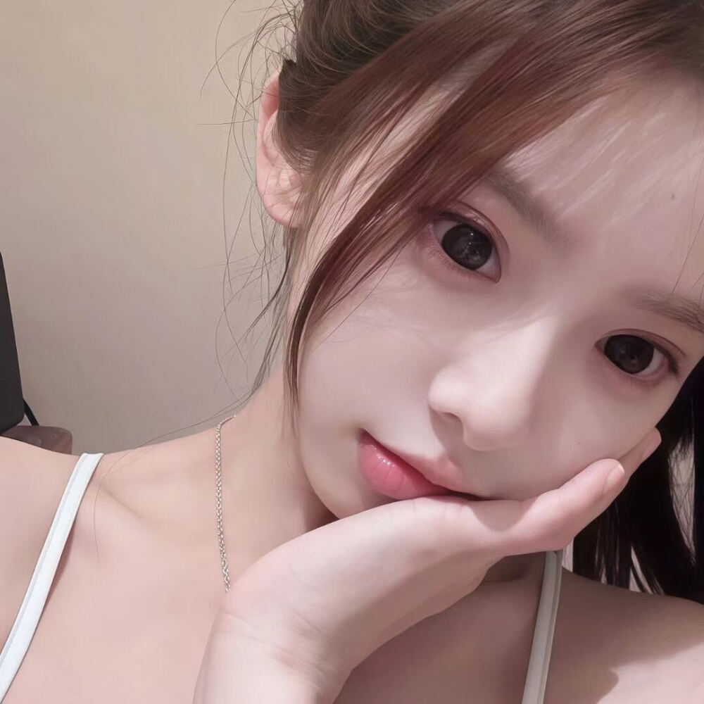鼻子
头发
眼睛的感觉
脖子也短
手也怪怪的
耳朵也不好看