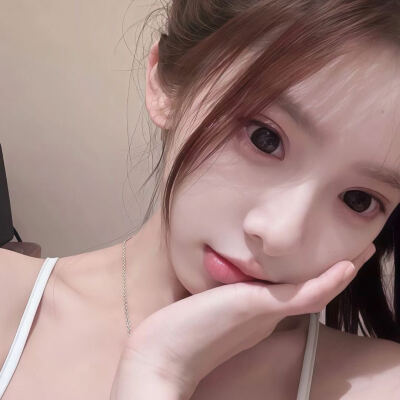 鼻子
头发
眼睛的感觉
脖子也短
手也怪怪的
耳朵也不好看