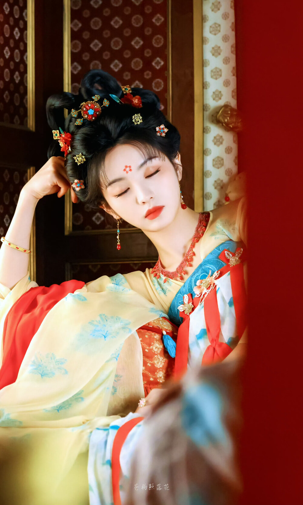 子夜归武祯田曦薇
图cr苍狗照落花