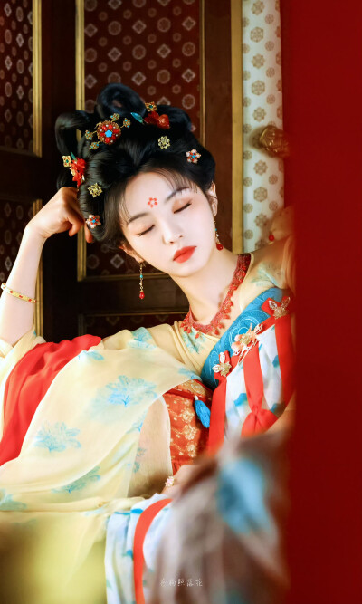 子夜归武祯田曦薇
图cr苍狗照落花