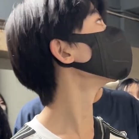 P1是我把p2的路人和伸出来的手全都消除掉后的效果～