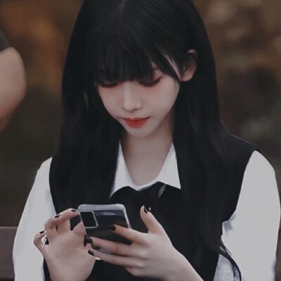 我不会再去质问你 为什么不好好回信息 也不会因为你敷衍我的信息而彻夜难眠幼稚的内耗 我的信息你想怎么回就怎么回 敷衍我也算了 我也算了不强求每个人都在演我信你 请别骗我那些承诺或许只有在爱的时候才算数 所以…