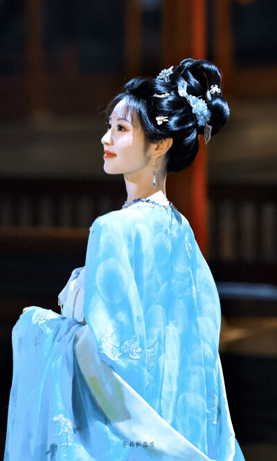 子夜归武祯田曦薇
图cr苍狗照落花