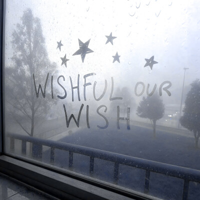 너의 미소에 내 마음이 녹아내려
你的微笑让我的心完全融化
두근거려
心动不已
고마워 날 만나서
谢谢你与我相遇
——《Beautiful》伯贤