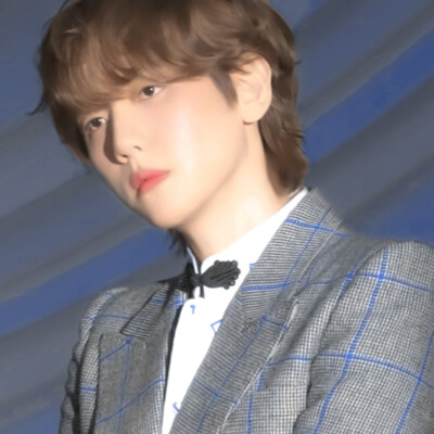 너의 미소에 내 마음이 녹아내려
你的微笑让我的心完全融化
두근거려
心动不已
고마워 날 만나서
谢谢你与我相遇
——《Beautiful》伯贤