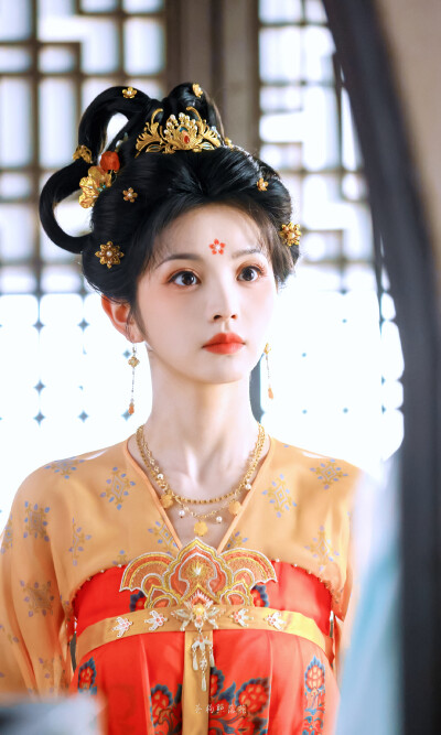 子夜归武祯田曦薇
图cr苍狗照落花