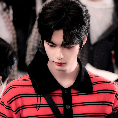 伦敦下雪那晚，那只逃走的波斯猫又回到了我的家，壁炉燃起的火焰疯长，落地钟的声响在回荡，热腾腾的红茶浸入我的身体，我们在酸涩的春天重逢。