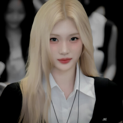 木の影が窓から—"透过窗户洒入阳光"