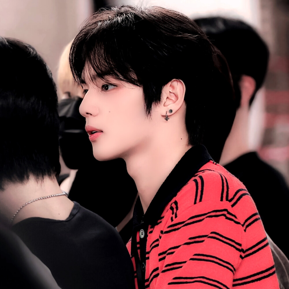 伦敦下雪那晚，那只逃走的波斯猫又回到了我的家，壁炉燃起的火焰疯长，落地钟的声响在回荡，热腾腾的红茶浸入我的身体，我们在酸涩的春天重逢。