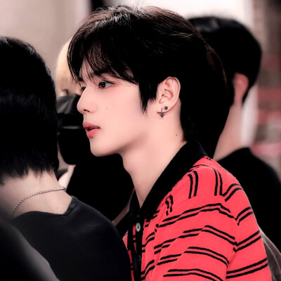 伦敦下雪那晚，那只逃走的波斯猫又回到了我的家，壁炉燃起的火焰疯长，落地钟的声响在回荡，热腾腾的红茶浸入我的身体，我们在酸涩的春天重逢。