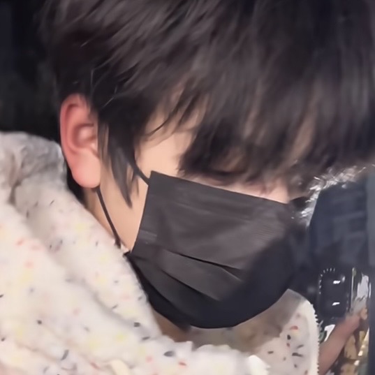 张桂源
耳朵红红哦