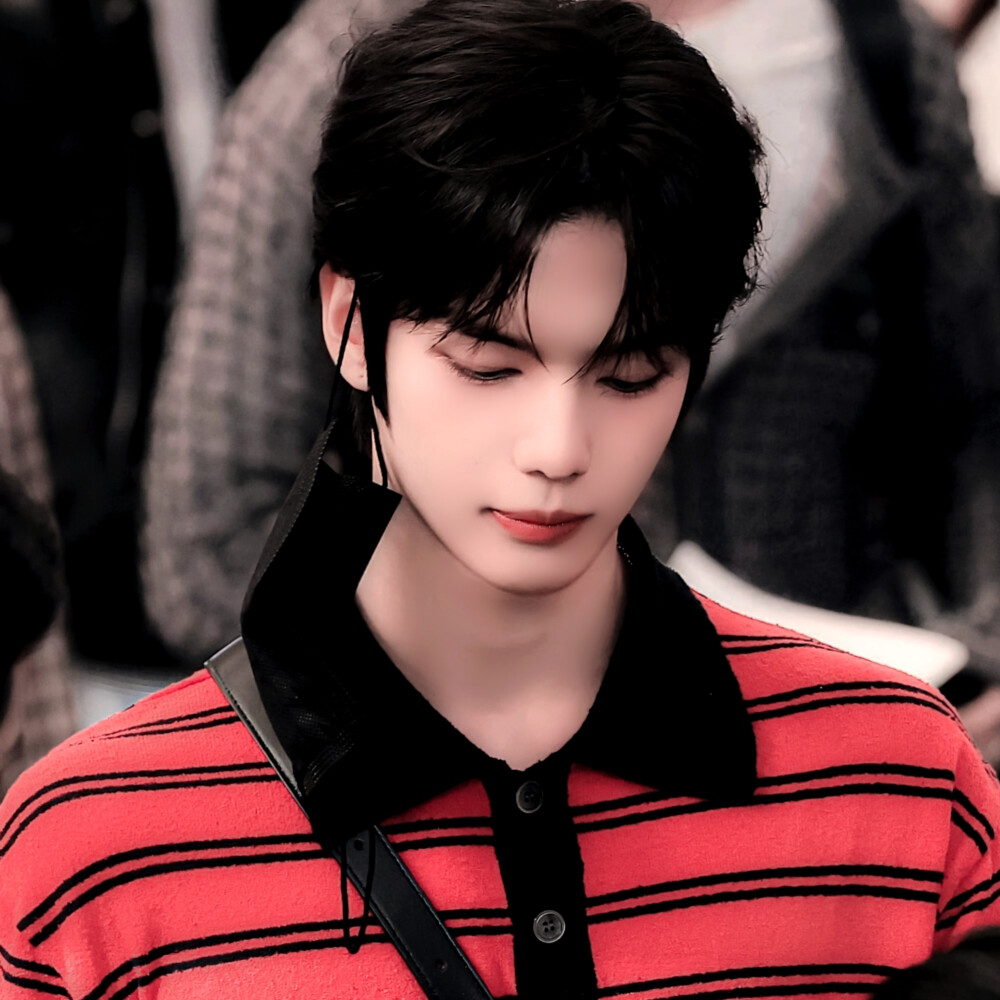 伦敦下雪那晚，那只逃走的波斯猫又回到了我的家，壁炉燃起的火焰疯长，落地钟的声响在回荡，热腾腾的红茶浸入我的身体，我们在酸涩的春天重逢。