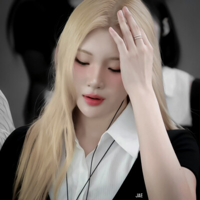 木の影が窓から—"透过窗户洒入阳光"