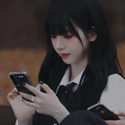 我不会再去质问你 为什么不好好回信息 也不会因为你敷衍我的信息而彻夜难眠幼稚的内耗 我的信息你想怎么回就怎么回 敷衍我也算了 我也算了不强求每个人都在演我信你 请别骗我那些承诺或许只有在爱的时候才算数 所以…