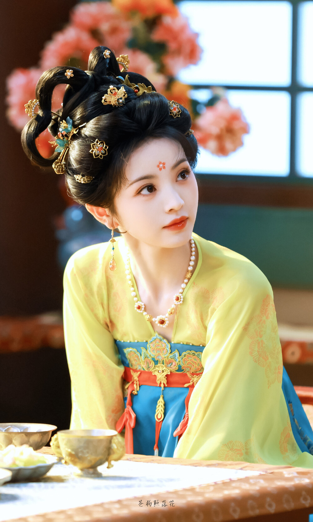 子夜归武祯田曦薇
图cr苍狗照落花