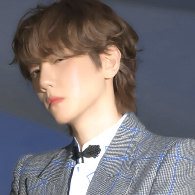 너의 미소에 내 마음이 녹아내려
你的微笑让我的心完全融化
두근거려
心动不已
고마워 날 만나서
谢谢你与我相遇
——《Beautiful》伯贤