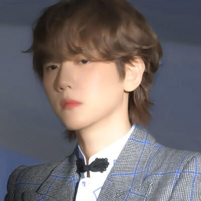 너의 미소에 내 마음이 녹아내려
你的微笑让我的心完全融化
두근거려
心动不已
고마워 날 만나서
谢谢你与我相遇
——《Beautiful》伯贤