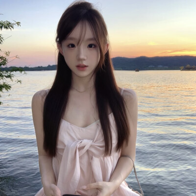 凌晨的海 难言的爱.
侵权删
