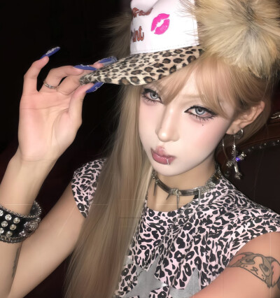 女头
爱和恨 这两样是不能抵挡的 我把刀架在你脖子上的同时 也觉得你的眼睛真的很漂亮