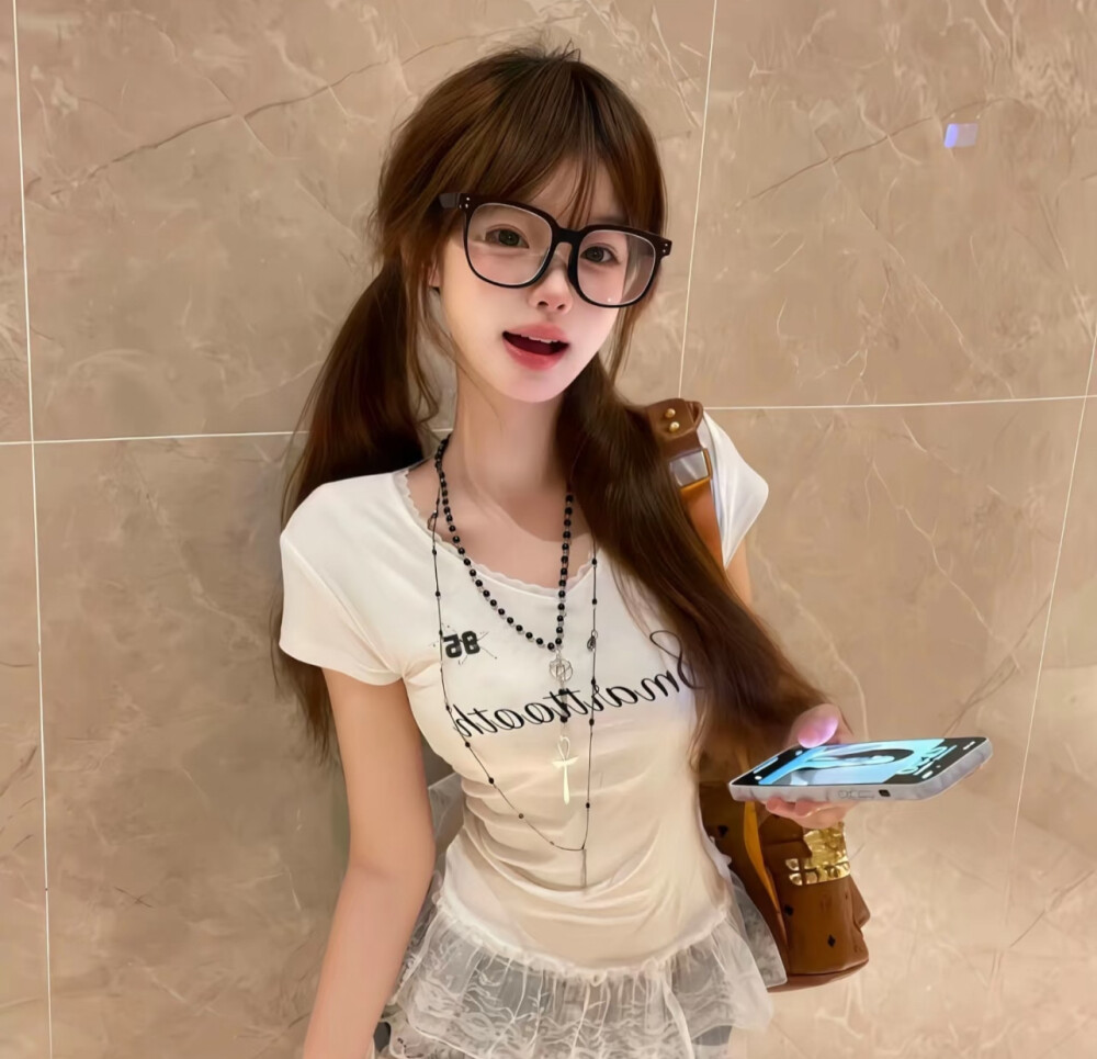 女头
爱和恨 这两样是不能抵挡的 我把刀架在你脖子上的同时 也觉得你的眼睛真的很漂亮