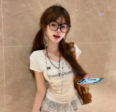女头
爱和恨 这两样是不能抵挡的 我把刀架在你脖子上的同时 也觉得你的眼睛真的很漂亮