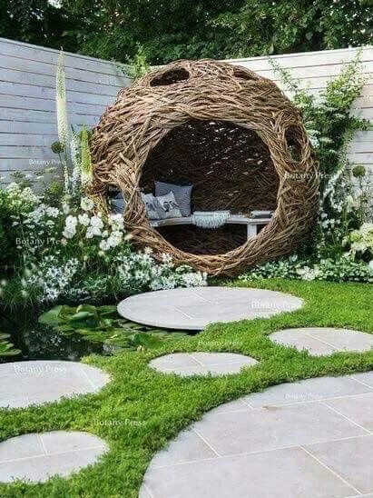 中国古典园林中就常以零散的叠石点缀于窄而浅的水面上，使人易于蹑步而行。
其名称叫“汀步”，或叫“掇步”、“踏步”，《扬州画舫录》亦有“约略”一说，日本又称为“泽飞”。  