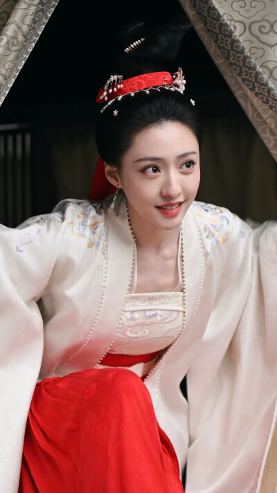 满庭芳 胡连馨
