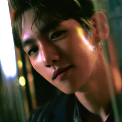 ： 你總是問我想要什麼 於是我看著你突然好想嘆氣
