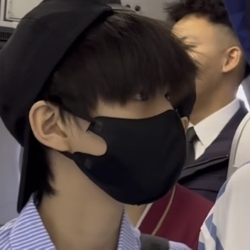 陈思罕
在跟哥哥说悄悄话