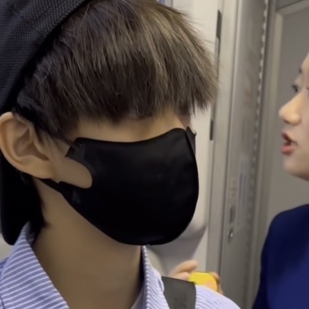 陈思罕
在跟哥哥说悄悄话